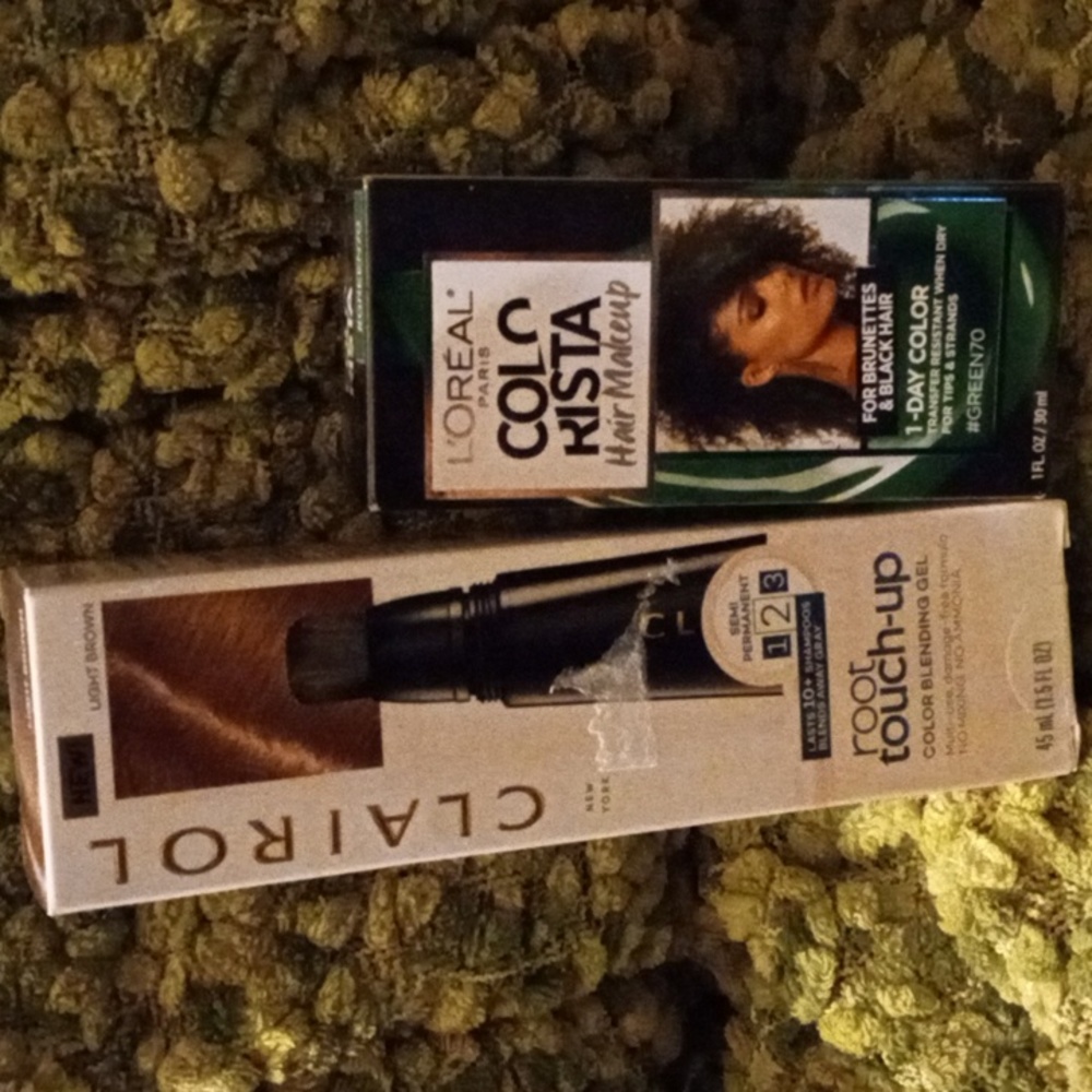 Two different hair colors.